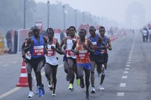 V New Delhiju kljub smogu izvedli polmaraton