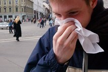 Z brisanjem nosu med prehladom si utegnete narediti več škode kot koristi