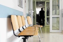 »Polni smo!«: vlada razbremenjuje zdravnike, bolniki pa ostajajo pred  vrati ambulant 