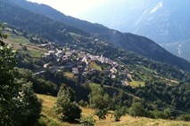 V slikoviti švicarski vasici  bi družinam plačali več kot 60.000 evrov, če pridejo tja živet