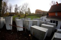 Pred domom skrajno desnega politika postavili spomenik holokavstu