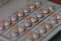 Znanstveniki hormonsko kontracepcijo povezujejo s samomorilnostjo  