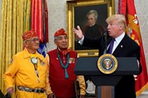 Trump se je na prireditvi v čast domorodnim veteranom pošalil na račun Pocahontas 