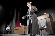 Premiera drame Teror v Prešernovem gledališču Kranj: Je v boju proti terorizmu dopustno ubijati nedolžne? 