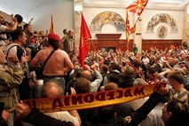 »Domoljubi« v priporu: v Makedoniji aretirali 36 ljudi, osumljenih napada na poslance