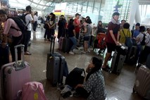 Vulkan: na Baliju obtičalo več deset tisoč potnikov, letališče danes odprli