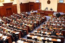 V Makedoniji odrejen pripor za 19 ljudi zaradi nasilja v sobranju