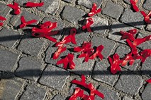 Vsak drugi s HIV okuženi Evropejec je diagnosticiran pozno