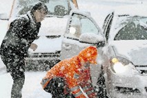 Verige za vožnjo v snegu: lahko so v pomoč, a tudi v potuho