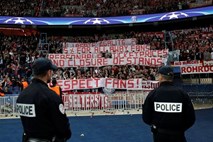 V spopadu navijačev Bayerna in PSG-ja eden huje poškodovan