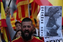 Puigdemont za zdaj ostaja v Belgiji, več tisoč ljudi na shodu za enotno Španijo 