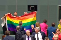 Avstralski poslanci sprejetje zakona o legalizaciji istospolnih porok pospremili s plesom in objemi