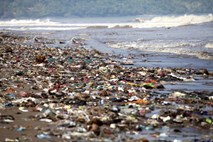 Plastika v oceanu pomeni planetarno krizo