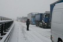 Na Primorskem promet ovira močno sneženje 