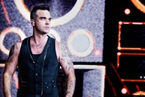 Robbie Williams zaradi krvavitve v možganih pristal na intenzivni negi   