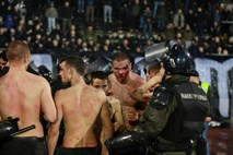 Navijači Partizana na beograjskem derbiju obračunali med seboj