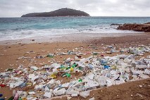 Na plaže Dubrovnika in Budve naplavilo kupe plastike
