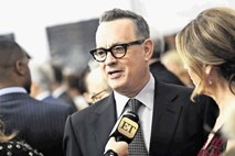 Kako novoletno jelko krasi Tom Hanks