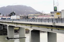 Promet po mostu v Krškem stekel, konec del predvidoma spomladi