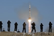 Na ISS poletela tričlanska posadka; ruski kozmonavt bo iz vesolja glasoval na predsedniških volitvah