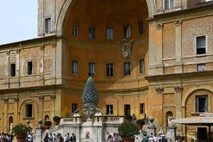 V Vatikanu pri obnovi fasade več kot 500 let stare palače uporabljajo mleko