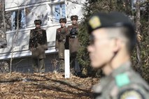 Iz Severne Koreje znova pobegnil vojak, Južna Koreja streljala na stražarje, ki so ga lovili