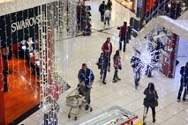 Ko sklene se gruden, od nakupov si truden: decembra v trgovinah zapravimo več kot v drugih mesecih