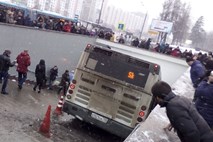 V Moskvi avtobus zapeljal v podhod in zahteval več življenj