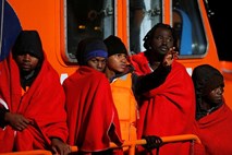 V Sredozemskem morju ponoči rešili 255 migrantov