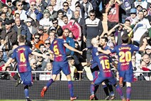 Messi zasenčil Ronalda, Barcelona na pragu španskega naslova