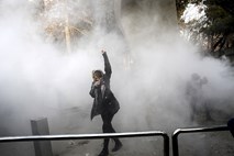 V protestih v Iranu najmanj deset smrtnih žrtev, policija nad protestnike s solzivcem in vodnimi topovi
