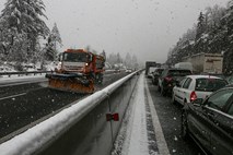 Sneg ovira promet na primorski avtocesti