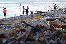 Na rajskih plažah Balija izredne razmere zaradi onesnaženosti s plastiko