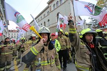 Sindikat poklicnih gasilcev pripravljen podpisati vladni predlog stavkovnega sporazuma 