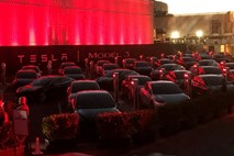 Tesla ponovno z veliko zamudo pri proizvodnji novega modela 3