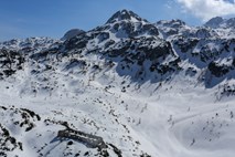 V Alpah obilica snega povzroča številne preglavice 