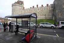 V Windsorju bi pred kraljevo poroko z ulic odstranili brezdomce 