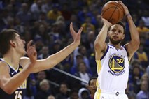 Curry kljub poškodbi Denverju nasul 32 točk, blamaža Clevelanda