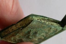 Med izkopavanji na Njegoševi cesti odkrili medaljon, v njem pa dokument z  latinskim zapisom