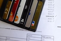 Prepoved provizij za plačila s karticami v zamudi