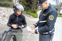 Vrhovno sodišče po zapletu odločilo: Policisti lahko kaznujejo vožnjo brez čelade tudi pri mopedih