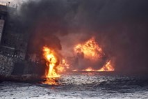 Na gorečem tankerju  našli 32 trupel, upanja za preživetje članov posadke ni več