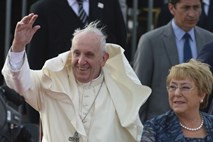 #foto Papeža v Čilu pričakale navdušene množice