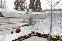 Pokopališče Žale: Sporne napise na spominskih ploščicah bi zdaj pocenili