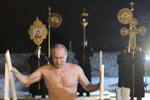 #foto #video Pogumni Putin brez majice zabredel v mrzlo jezero