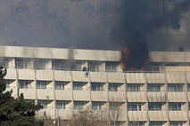 #foto #video Napad na hotel v Kabulu: Najmanj 18 mrtvih 
