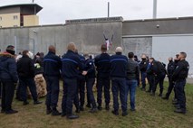V Franciji stavka paznikov v zaporih zaradi številnih napadov