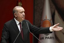 Erdogan ponovno zagrozil z razširitvijo ofenzive na severu Sirije