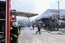 Manj kot polovica gasilcev med gašenjem požara v Kemisu nosila dihalni aparat