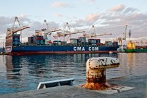 Koprsko pristanišče razmišlja o možnostih napajanja ladij z električno energijo 